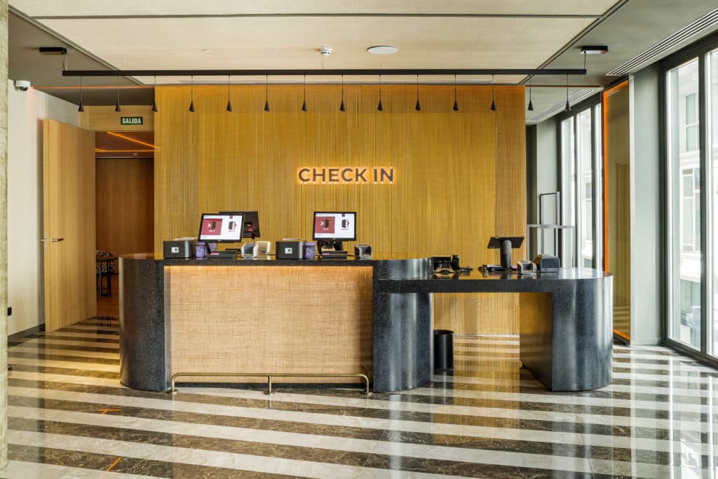 Bornes de self check-in par Tabhotel à l'hôtel Pestana CR7 Madrid